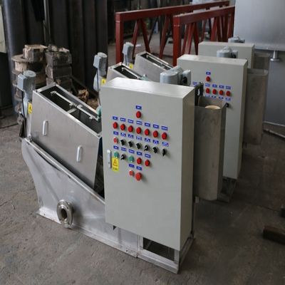 Apparecchiature per disidratori di fanghi a vite a pressatura multi-disco per il trattamento dei fanghi lattiero-caseari