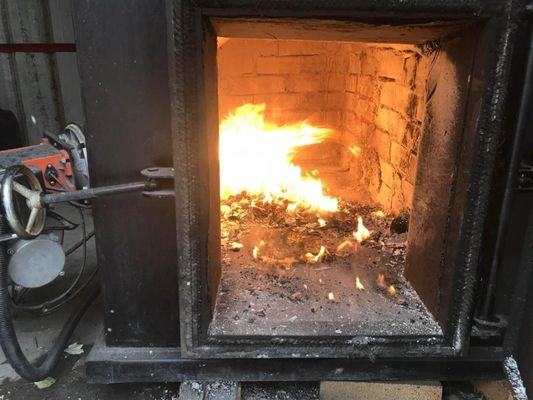 Macchine per la cremazione di animali domestici e animali a gas naturale/diesel con funzione di combustione dei rifiuti