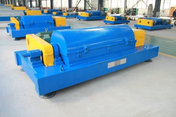 Separatore per centrifugazione per la separazione industriale di liquidi e solidi